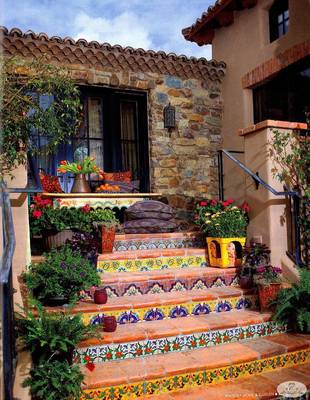 Пример красивой отделки фасада дома пестрого цвета в средиземноморском стиле