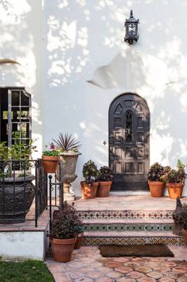 Дом с красивой дверью в средиземноморском стиле.