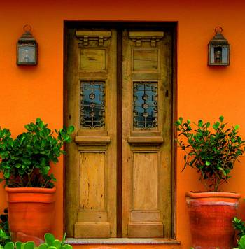 Оформление фасада оранжевого цвета в эклектичном стиле