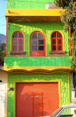 Красивый дом пестрого цвета в средиземноморском стиле