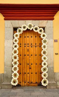 Облицовка фасада дома пестрого цвета с красивой дверью