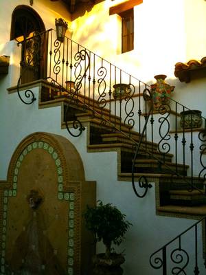 Пример фасада в средиземноморском стиле с красивым входом