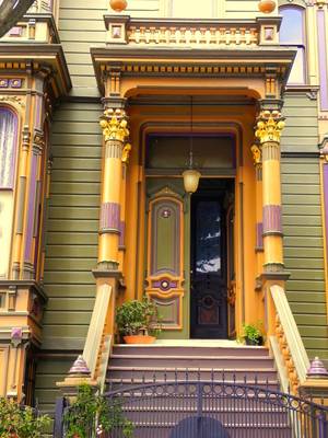 Фото фасада в ампир стиле с красивой дверью