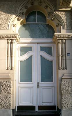 Дизайн фасада дома в модерна стиле с красивой дверью