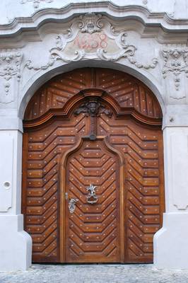Фото фасада коричневого цвета в ампир стиле