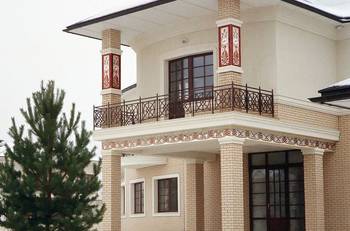 Дом с красивым балконом в авторского стиле.