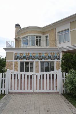 Дизайн дома с забором