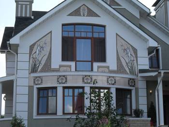 Красивый дом пестрого цвета с рустами