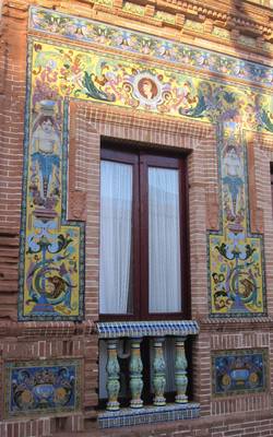 Пример фасада пестрого цвета