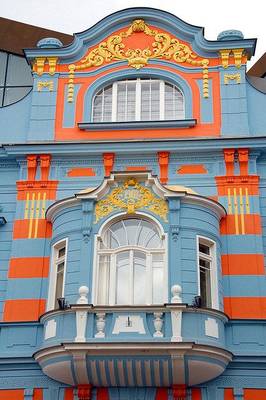 Оформление фасада пестрого цвета в нормандском стиле