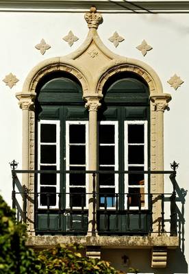 Пример красивого фасада в готическом стиле с красивым балконом
