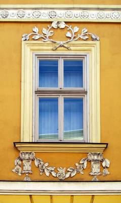 Вариант фасада в модерна стиле с интересными окнами