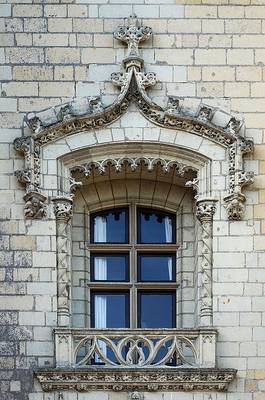 Облицовка коттеджа в готическом стиле с интересными окнами