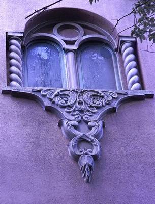 Пример красивого фасада фиолетового цвета с лепниной