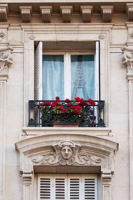 Фасад с красивым балконом в ампир стиле.