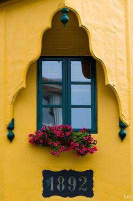 Фасад желтого цвета
