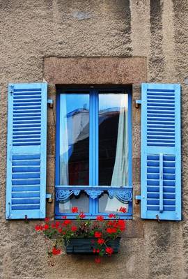 Внешняя отделка загородного дома голубого цвета с интересными окнами