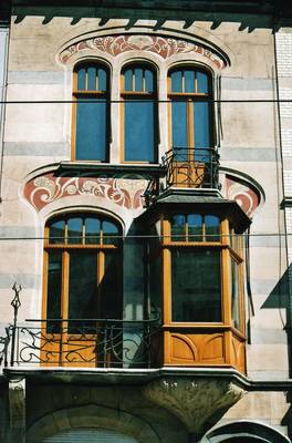 Бежевый фасад с интересными окнами