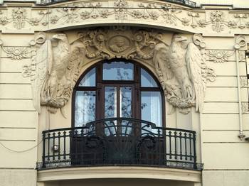 Пример красивого фасада в ампир стиле с красивым балконом