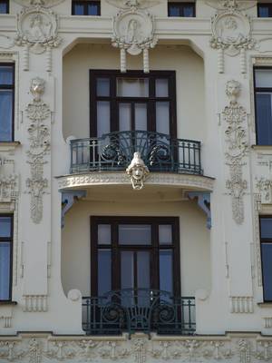 Пример фасада в ампир стиле с красивым балконом