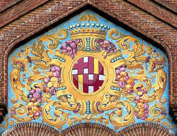 Фото фасада пестрого цвета в нормандском стиле