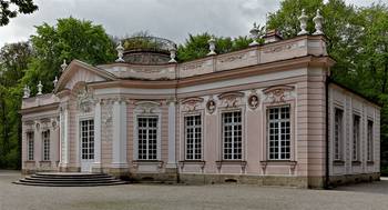 Отделка фасада дома розового цвета в классическом стиле