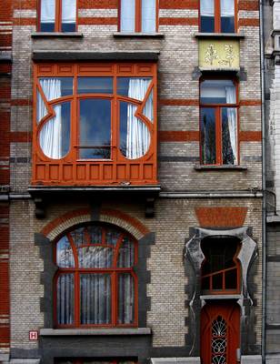 Коттедж с интересными окнами в ардеко стиле.