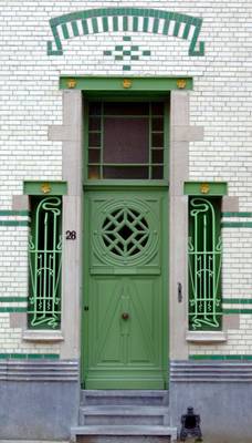 Облицовка коттеджа зеленого цвета в нормандском стиле