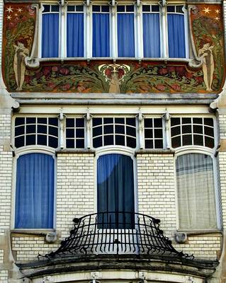 Украшение дома с красивым балконом