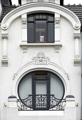 Белый фасад в ардеко стиле