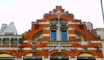Облицовка фасада оранжевого цвета в нормандском стиле