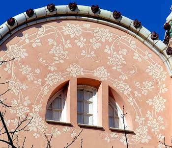 Дизайн фасада штукатурного дома розового цвета