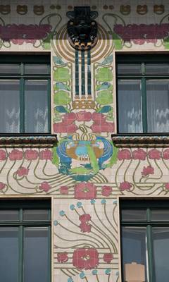 Пример красивой отделки фасада дома пестрого цвета в ардеко стиле
