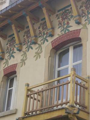 Фотография фасада пестрого цвета с рустами