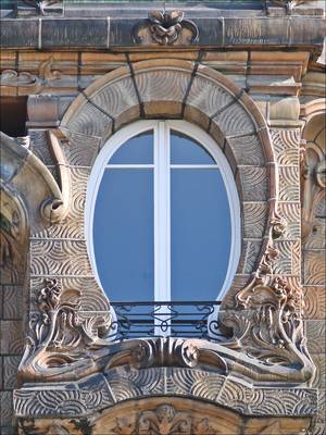 Фото фасада в модерна стиле с интересными окнами