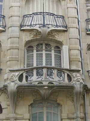 Вариант фасада в ампир стиле с красивым балконом