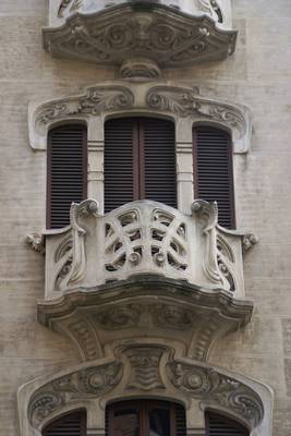 Вариант оформления фасада в ампир стиле с красивым балконом