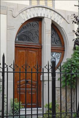Фото фасада с красивой дверью