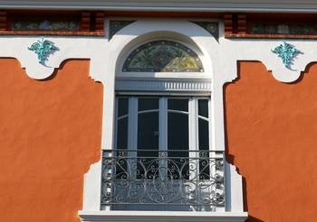 Красивый дом оранжевого цвета в модерна стиле
