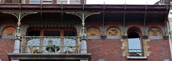Вариант загородного дома пестрого цвета с красивым балконом