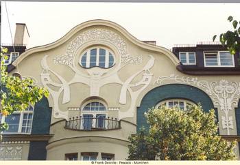 Пример отделки фасада бежевого цвета в ардеко стиле