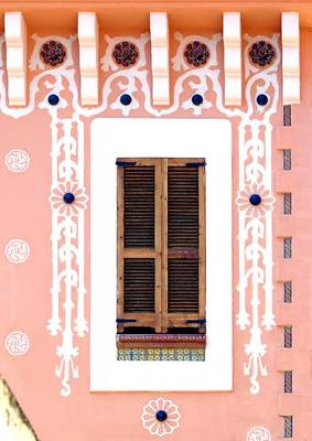Пример отделки фасада дома розового цвета в модерна стиле
