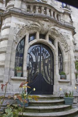 Облицовка фасада дома серого цвета с красивой дверью