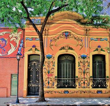 Отделка фасада дома пестрого цвета в классическом стиле