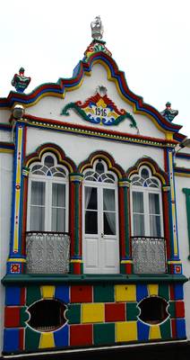 Фото фасада пестрого цвета