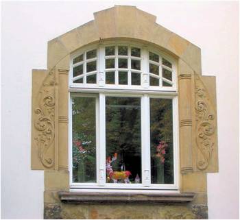 Пример облицовки дома в ардеко стиле с интересными окнами