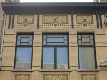 Фасад в ардеко стиле с интересными окнами