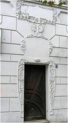 Вариант оформления фасада серого цвета с красивой дверью