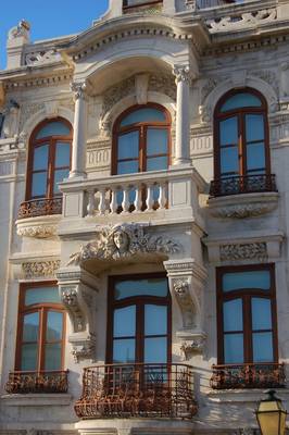 Ампир дом с красивым балконом