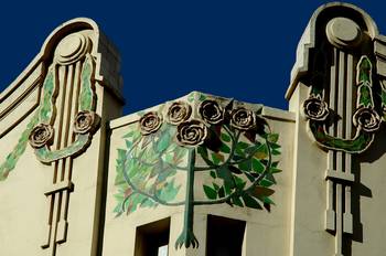 Пример облицовки фасада зеленого цвета в ардеко стиле